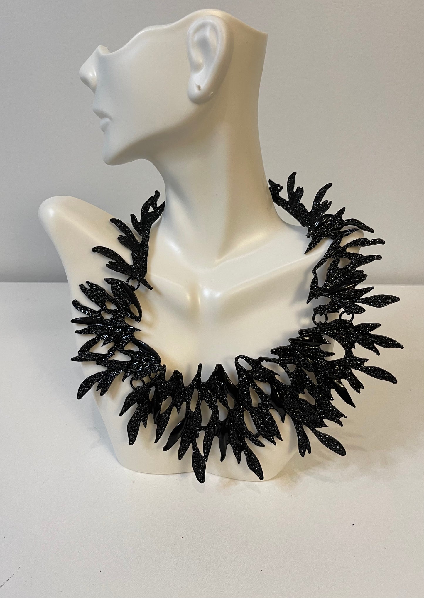 “Retro Vine” Black Necklace